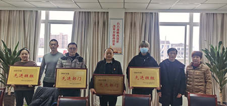 2公司表彰總結(jié)大會(huì)先進(jìn)班組先進(jìn)部門(mén)_副本.jpg 2公司表彰總結(jié)大會(huì)先進(jìn)班組先進(jìn)部門(mén)_副本.jpg